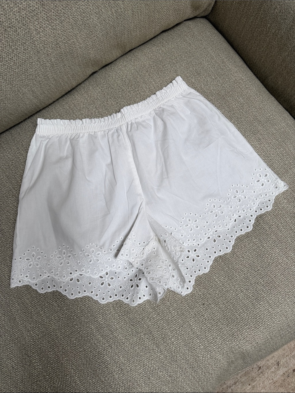 Gap Eyelet Scallop Hem Shorts